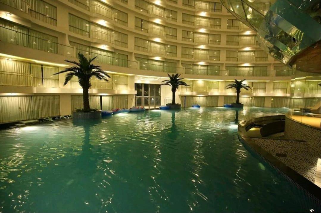 7 Star Weekend Studio At Rajhans Belliza By Global Hospitality Surat Exterior photo
